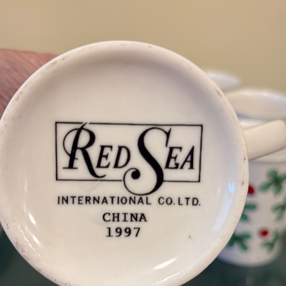 Vintage Red Sea Intl Shamrocks and Ladybug Ceramic Mug Set. 5 mugs. - Picture 4 of 6